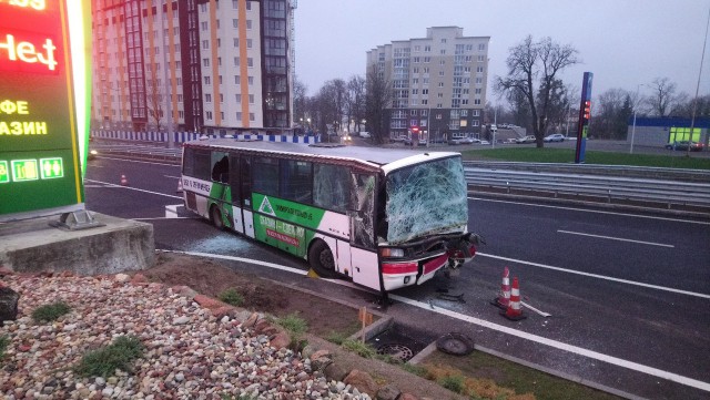 На выезде из Калининграда столкнулись легковушка, автобус и экскаватор: пострадали два человека