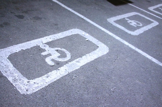 ГИБДД проверит места для инвалидов на парковках в Калининграде