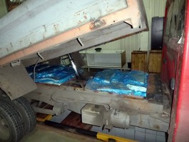 Поляк пытался ввезти в Калининградскую область 400 кг сала под кузовом грузовика