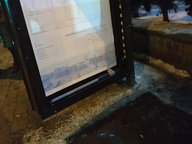 Вандалы разбили электронное табло на остановке возле Северного вокзала