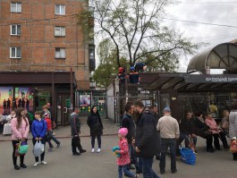 Напротив Центрального рынка в Калининграде начали разбирать остановочный павильон