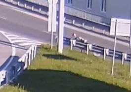 «Безопасный город» показал видео, как велосипедист врезался в ограждение на Второй эстакаде (видео)