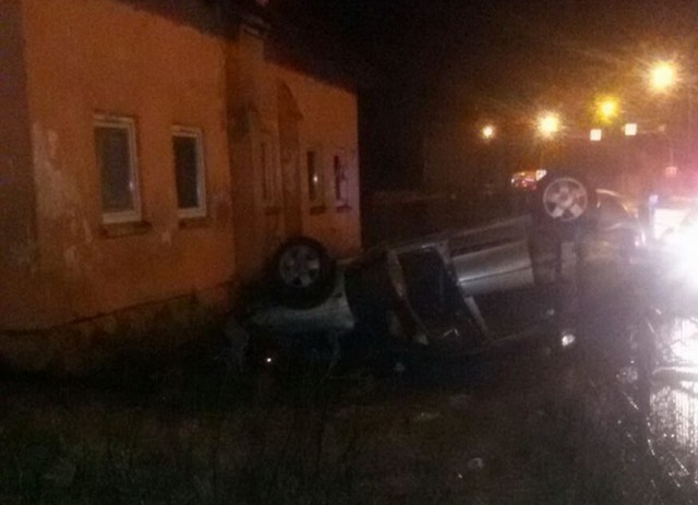 На трассе Калининград — Черняховск автомобиль протаранил металлический забор и перевернулся