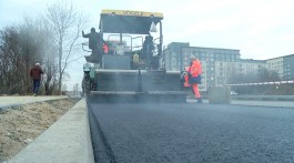 При строительстве дороги на Сельме в Калининграде укладывают асфальт с нанодобавками