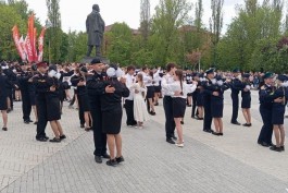 На площади у Театра эстрады в Калининграде станцевали &laquo;Вальс Победы&raquo; (фото)