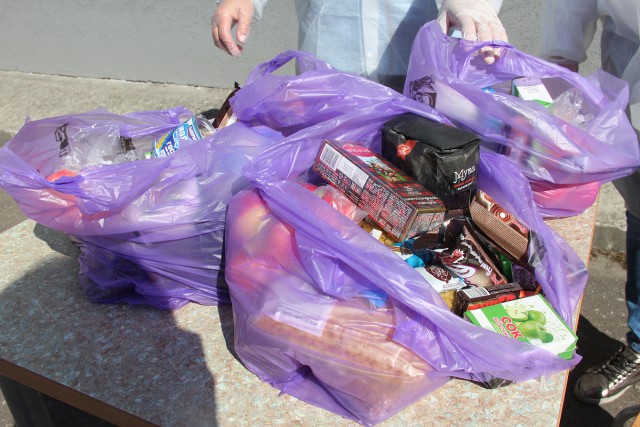 Калининградским школьникам начали выдавать продуктовые наборы