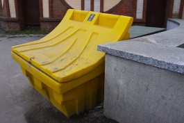 В Калининграде вандалы оторвали крышки с ящиков для песка, чтобы кататься с горки