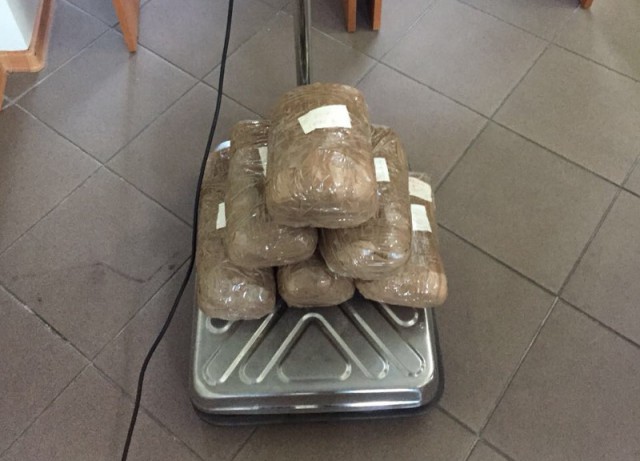 Калининградец пытался провезти через границу 11 кг янтаря в фуре с мясом