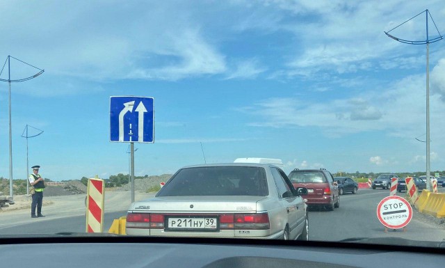 На въезде в Калининград из Гурьевска образовалась пробка из-за стоп-контроля ГИБДД