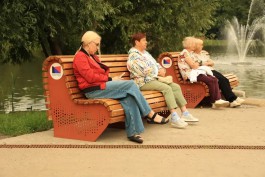 На Летнем озере в Калининграде установили новые скамейки-диваны