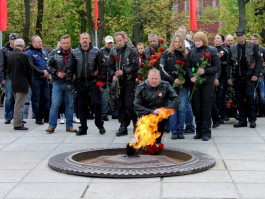 Более 500 байкеров во главе с Николаем Цукановым возложили цветы к мемориалу 1200 гвардейцам