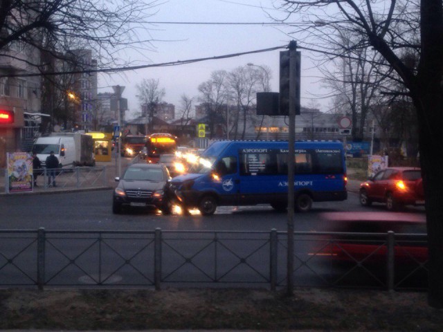 Пассажирский микроавтобус попал в аварию по дороге в «Храброво»