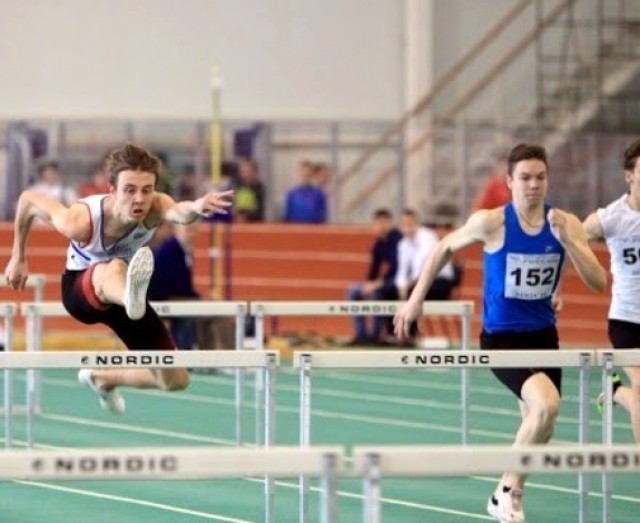 Олег Спиридонов преодолевает барьер на дистанции 60 метров