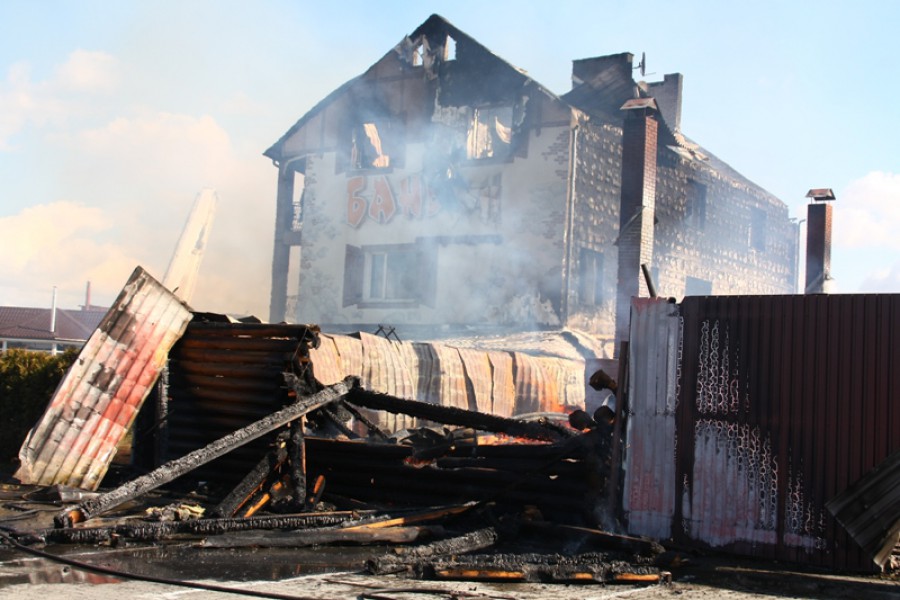 Огонь практически полностью уничтожил центр отдыха «Баньки» в Калининграде (фото)
