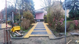 На Курортном проспекте в Зеленоградске выкладывают тротуар из старой брусчатки