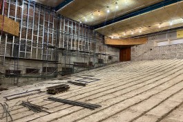 «Не без сюрпризов»: Дятлова показала, как ремонтируют концертный зал в Доме искусств в Калининграде (фото)