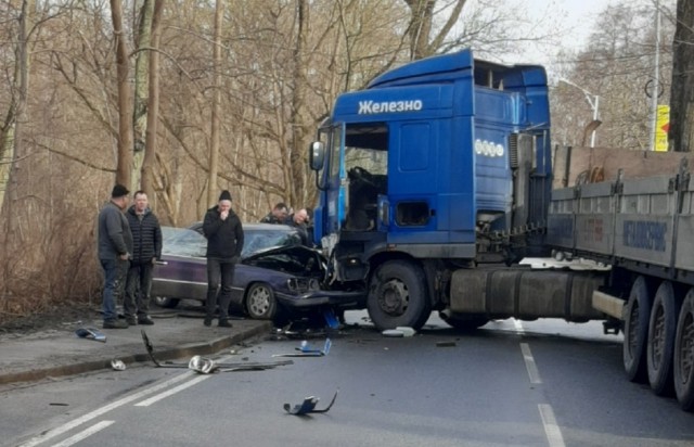 На улице Дзержинского в Калининграде столкнулись грузовик и легковушка: образовалась пробка