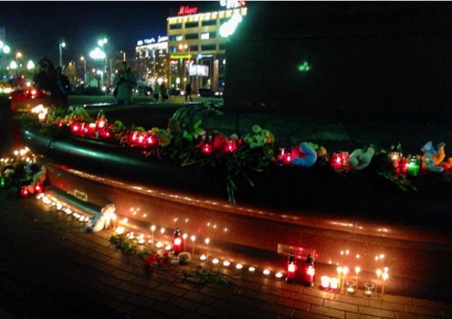На площади Победы в Калининграде зажгли свечи в память о погибших в авиакатастрофе