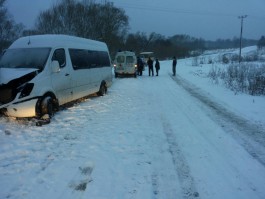 В Гвардейском округе пассажирский микроавтобус врезался в дерево: четверо пострадали