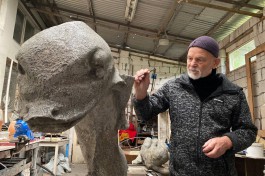 В Калининграде реставрируют найденную в воде скульптуру «Мальчик на дельфине»   (фото)
