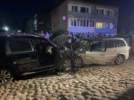 В Славске пьяный водитель врезался в припаркованный автомобиль: два человека погибли