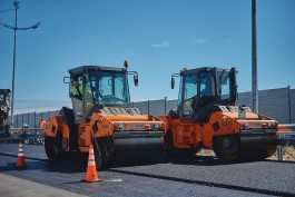 &laquo;Финишная прямая&raquo;: на новом участке Приморского кольца приступили к укладке верхнего слоя асфальта (фото)