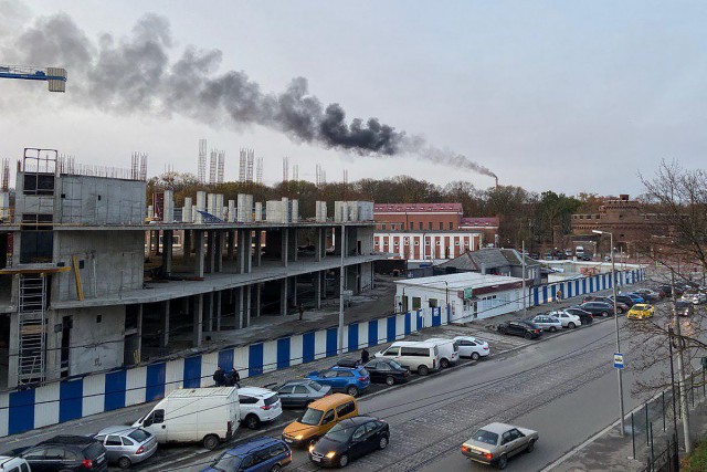 «Калининградтеплосеть» объяснила причины чёрного дыма из трубы РТС «Северная»