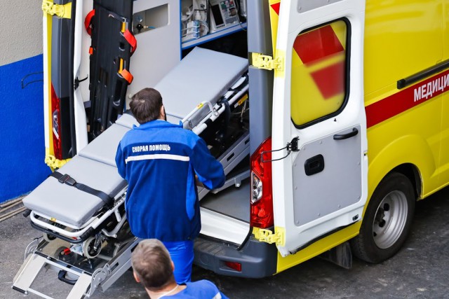 Под Озёрском «Фольксваген» врезался в дерево: водитель скончался по дороге в больницу