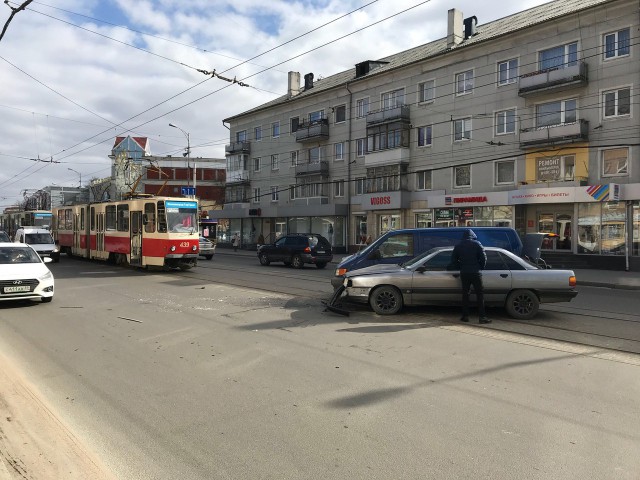 На трамвайных путях в центре Калининграда столкнулись два автомобиля (фото)