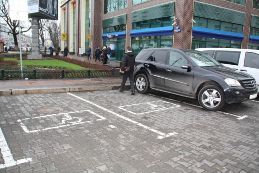 С начала года 1,5 тысячи жителей области оштрафованы за парковку на местах для инвалидов