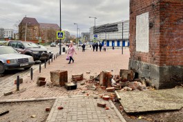 В Калининграде на пешеходную зону обрушилась часть стены у башни Врангеля (фото)