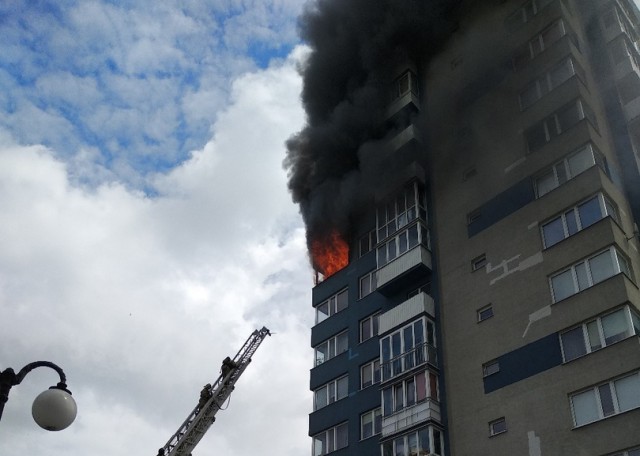 Спасатели эвакуировали 70 человек из горящей многоэтажки на улице Судостроительной в Калининграде