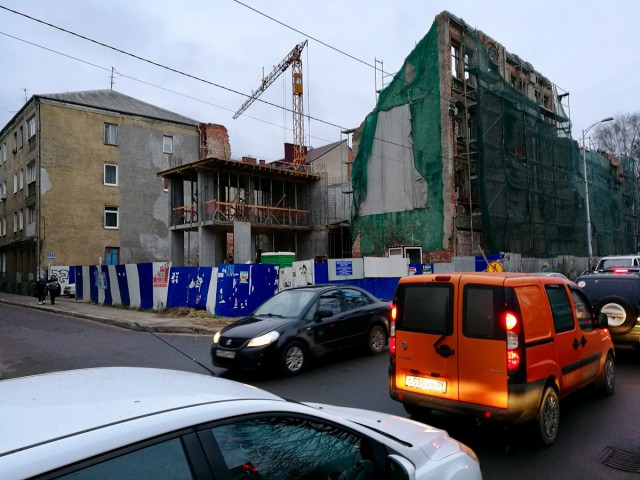 «Продолжаем укреплять»: рядом с Кройц-аптекой в Калининграде появилось двухэтажное строение
