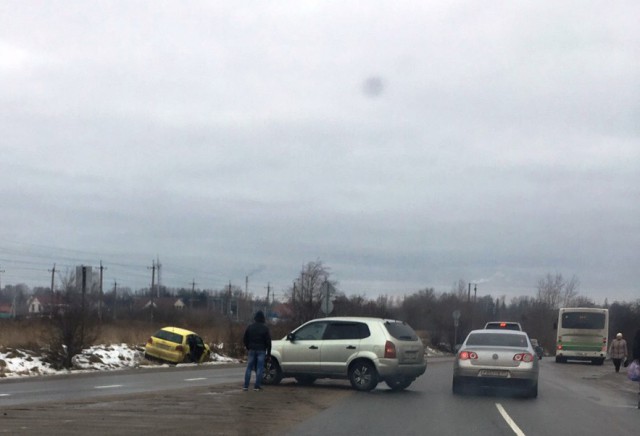 Возле авторынка в Борисово автомобиль вылетел в кювет после ДТП