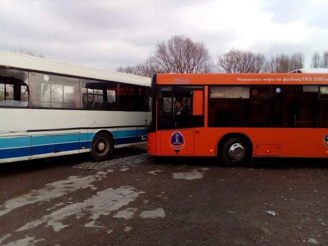 На улице Кошевого в Калининграде столкнулись два пассажирских автобуса