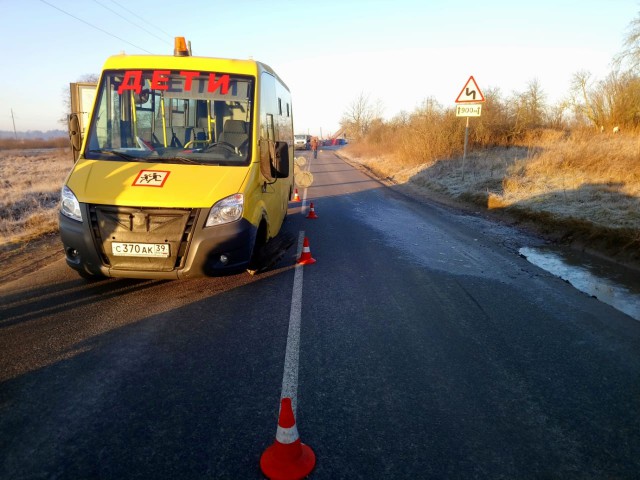 В Черняховском округе школьный автобус врезался в грузовик