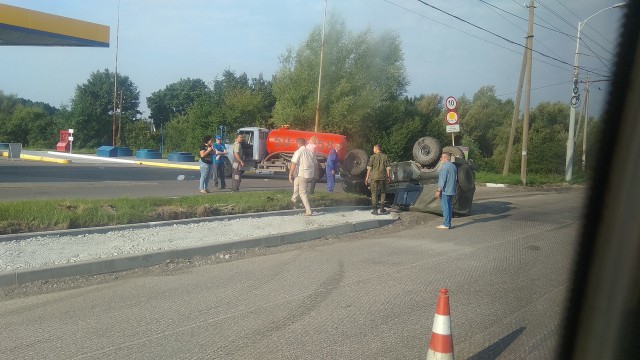 На проспекте Победы в Калининграде перевернулся УАЗ: пострадал водитель