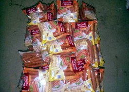 Житель региона пытался незаконно ввезти 100 упаковок сосисок из Польши «для большой семьи»