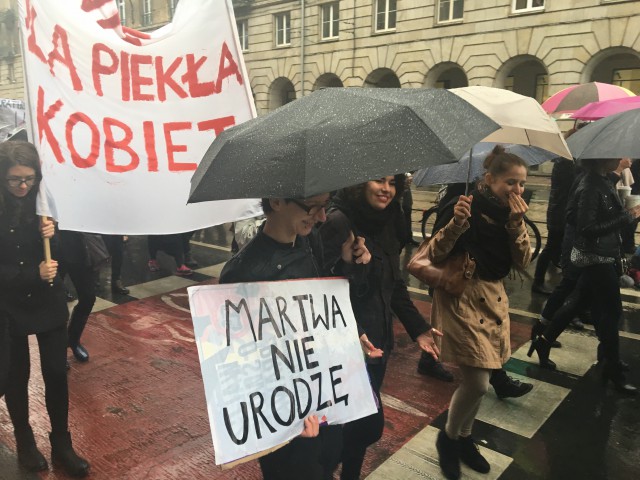 После массовых протестов в Польше передумали запрещать аборты