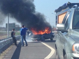 На трассе Калининград — Талпаки сгорел автомобиль (видео)