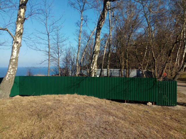 Место строительства лифта на променад в Светлогорске огородили забором