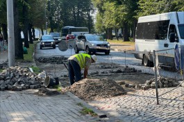 На улице Тельмана в Калининграде перекладывают брусчатку 