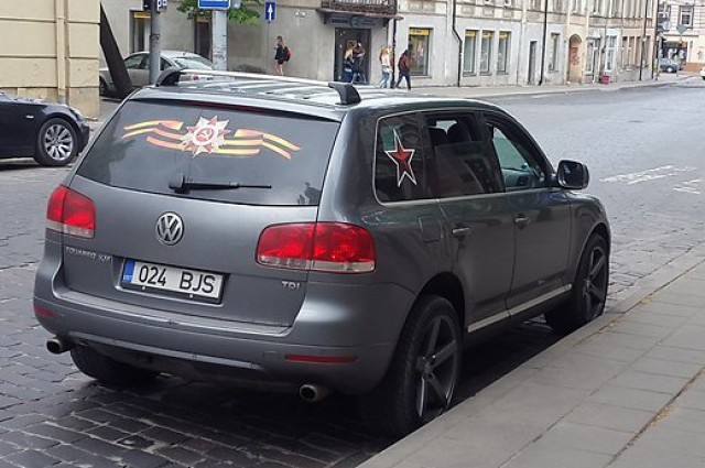 В Вильнюсе задержали эстонца за наклейки ко Дню Победы на машине