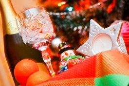 Опрос: Россияне на Новый год сэкономят на подарках и деликатесах