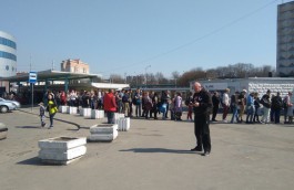 Перед входом в здание автовокзала в Калининграде образовалась огромная очередь 