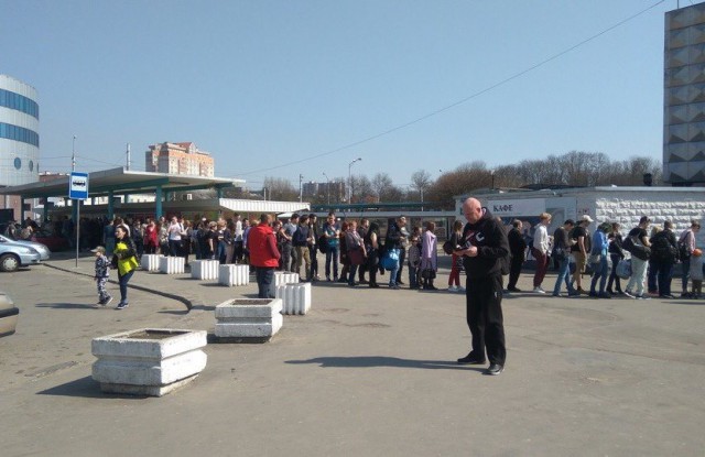 Перед входом в здание автовокзала в Калининграде образовалась огромная очередь 