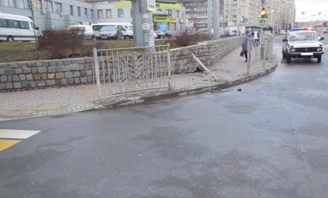 УМВД: Вылетевший на тротуар на улице Фрунзе водитель БМВ был пьян