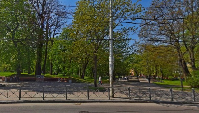 В парке между улицами Горького и Гаражной начали строить спортивно-игровую площадку