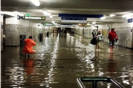 «Закрыты магазины, не ходят поезда»: улицы Гданьска затопило после дождя (видео)