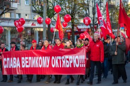 «Под красными флагами»: в Калининграде состоялось шествие в честь 100-летия революции (фото)